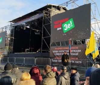 Порошенко закидали яйцами на Майдане в Киеве