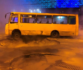 Аварию у ТРЦ в Киеве ликвидируют через сутки