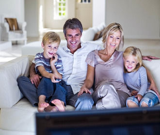 Что посмотреть по телевизору с семьей: захватывающие сериалы и не только