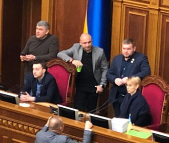 "Слуги народа" "охраняют" трибуну и президиум Рады