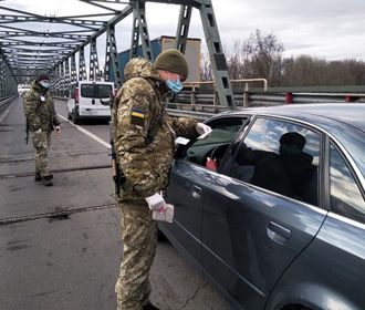 Из-за коронавируса украинские пограничники проверяют приезжих на границе с ЕС