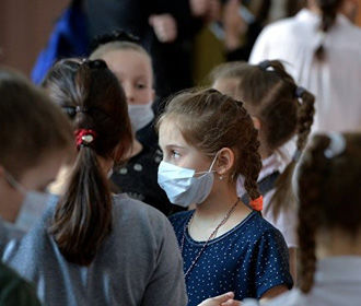 Ученикам начальных классов разрешат передвигаться по школе без маски — Степанов
