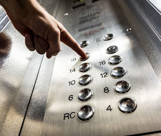 Жителям многоквартирных домов на время карантина рекомендуют не пользоваться лифтом