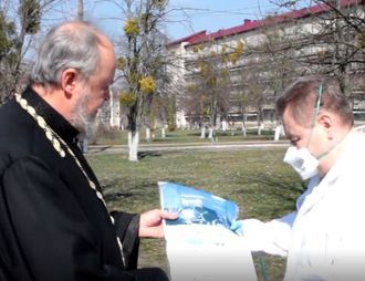 На Киевщине УПЦ передала медикам защитные костюмы для инфекционного и реанимационного отделений