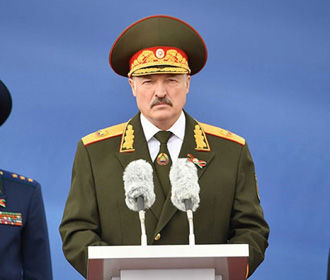 Лукашенко заявил о невозможности отменить парад Победы