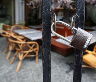 На Украине запретили "гулянки" и работу клубов и ресторанов после 22-00 в красной и оранжевой зонах