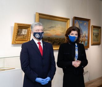 Суд арестовал 42 картины из коллекции Порошенко