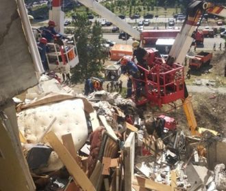 Зеленский вручил ключи от первых 12 квартир семьям пострадавших в результате взрыва дома на Позняках