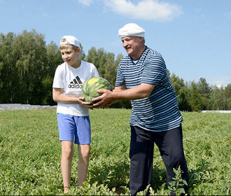 Лукашенко призвал обеспечить каждого белоруса «клочком земли»