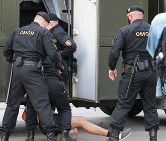 У здания ЦИК в Минске задержали людей, пришедших с жалобами