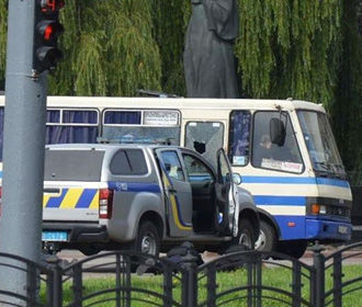 В Луцке мужчина со взрывчаткой захватил автобус с пассажирами