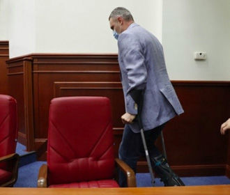 Кличко пришел на заседание Киевсовета с травмированной ногой