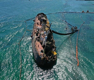 Из танкера "Делфи" снова произошел разлив нефтепродуктов