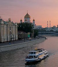 На Москве-реке баржа врезалась в теплоход с выпускниками