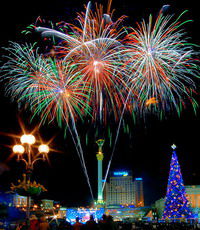 В Киеве наконец-то разбирают главную новогоднюю елку