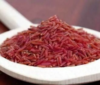Красный дрожжевой рис назван идеальным гарниром
