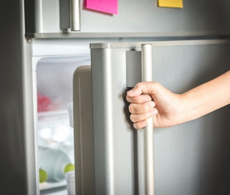 Почему холодильник постоянно работает и не отключается?