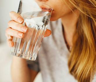Ученые рассказали о связи между питьем воды и старением