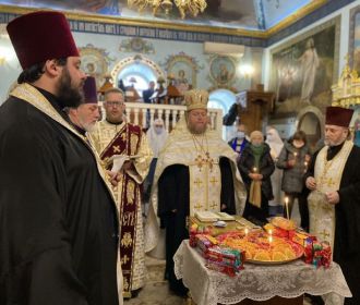 Священник УПЦ из Одессы служит для бездомных панихиды и призывает каждого увидеть в этих людях образ божий