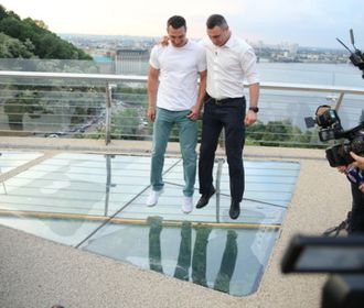Кличко сообщил о завершении ремонта "стеклянного" моста