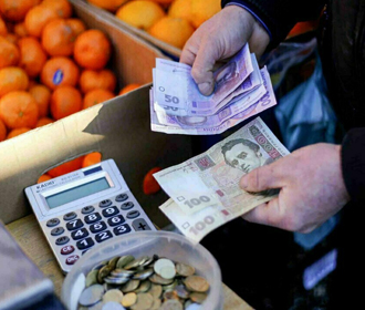 Украинцы тратят больше, чем зарабатывают - Госстат