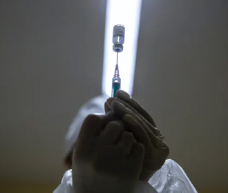 Неравный доступ к СOVID-вакцинам составляет угрозу для мира - Bloomberg