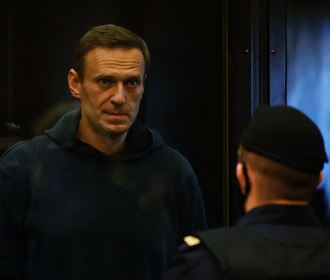 Навального поставили на учет как склонного к побегу после его шутки
