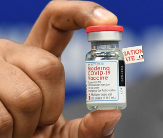 Moderna заявила о безопасности своей COVID-вакцины для подростков