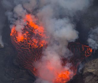 Дрон заснял извержение вулкана Фаградалсфьяль в Исландии