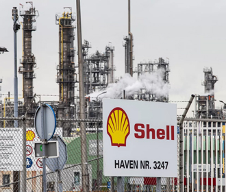 Shell отзывает персонал из проектов в России