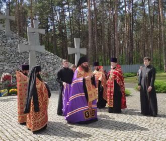 УПЦ отслужила литию на быковнянских могилах в день памяти жертв политических репрессий