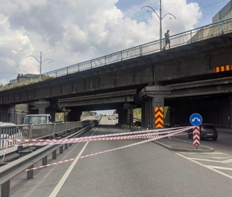 В Киеве частично обвалился Берестейский мост