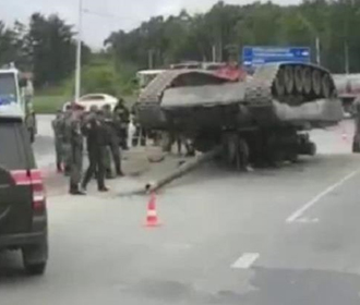 В РФ при перевозке на трассу упал танк
