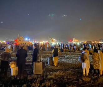 Тысячи людей пытаются прорваться на территорию аэропорта Кабула