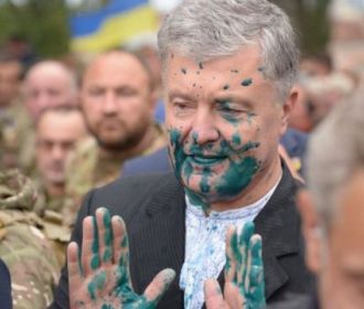 Правоохранители установили личность человека, плеснувшего зеленку в лицо Порошенко