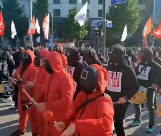 В Корее протестовали в костюмах из Игры в кальмара