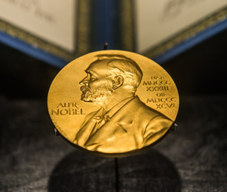 Нобелевскую премию присудили за открытие в квантовой информатике