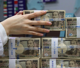 Курс японской валюты обвалился до двадцатилетнего минимума