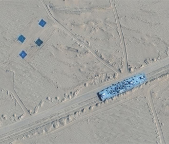 Спутник показал построенные Китаем макеты военных кораблей США в пустыне