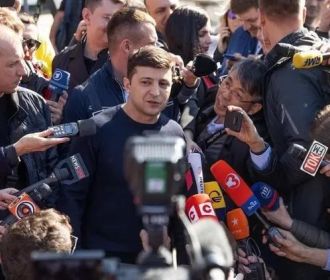 Зеленский поздравил работников ТВ своим снимком у микрофонов закрытых им же каналов