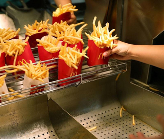 McDonaldʼs ограничил продажу картошки фри в Японии из-за наводнения в Канаде