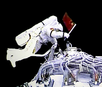 Китайские тайконавты совершили шестичасовой выход в открытый космос