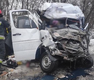В Черниговской области грузовой автомобиль столкнулся с маршруткой, погибли 12 человек