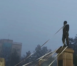 Протестующие в Казахстане пытаются снести один из памятников Назарбаеву
