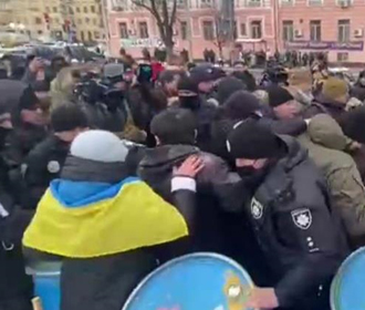 В Киеве под Печерским судом произошли стычки