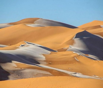 На пески пустыни Сахары выпал снег