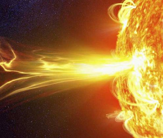 Солнце выбросило в космос огромный поток плазмы