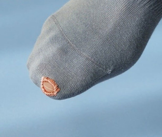 Японский дизайнер ввел моду на дырявые носки
