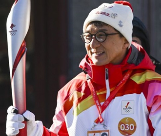 Джеки Чан пронес олимпийский огонь по Великой китайской стене