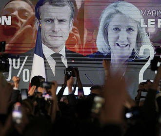 Макрон сохраняет шансы победить на выборах, но отрыв от Ле Пен невелик - опрос